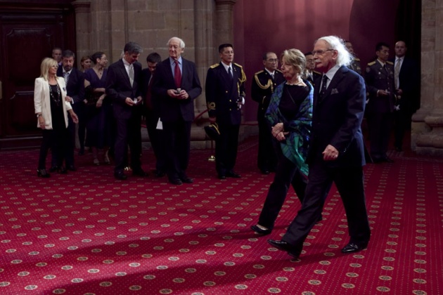 Don Felipe, acompaado de doa Letizia, ha entregado hoy a los distinguidos en las ocho categoras de los Premios Prncipe de Asturias 2011 las insignias acreditativas de estos galardones en una breve ceremonia celebrada en el hotel de la Reconquista de Oviedo, tras la llegada de la reina a la ciudad.