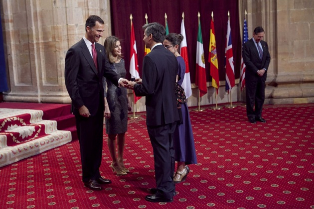 Don Felipe, acompaado de doa Letizia, ha entregado hoy a los distinguidos en las ocho categoras de los Premios Prncipe de Asturias 2011 las insignias acreditativas de estos galardones en una breve ceremonia celebrada en el hotel de la Reconquista de Oviedo, tras la llegada de la reina a la ciudad.