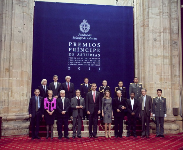 Don Felipe, acompaado de doa Letizia, ha entregado hoy a los distinguidos en las ocho categoras de los Premios Prncipe de Asturias 2011 las insignias acreditativas de estos galardones en una breve ceremonia celebrada en el hotel de la Reconquista de Oviedo, tras la llegada de la reina a la ciudad.