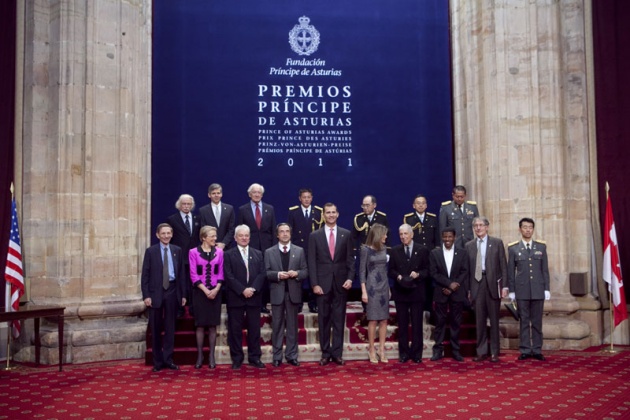 Don Felipe, acompaado de doa Letizia, ha entregado hoy a los distinguidos en las ocho categoras de los Premios Prncipe de Asturias 2011 las insignias acreditativas de estos galardones en una breve ceremonia celebrada en el hotel de la Reconquista de Oviedo, tras la llegada de la reina a la ciudad.