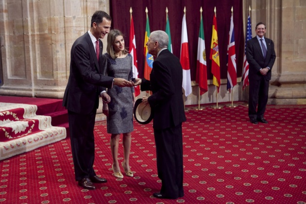 Don Felipe, acompaado de doa Letizia, ha entregado hoy a los distinguidos en las ocho categoras de los Premios Prncipe de Asturias 2011 las insignias acreditativas de estos galardones en una breve ceremonia celebrada en el hotel de la Reconquista de Oviedo, tras la llegada de la reina a la ciudad.