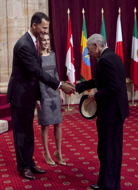 Don Felipe, acompaado de doa Letizia, ha entregado hoy a los distinguidos en las ocho categoras de los Premios Prncipe de Asturias 2011 las insignias acreditativas de estos galardones en una breve ceremonia celebrada en el hotel de la Reconquista de Oviedo, tras la llegada de la reina a la ciudad.