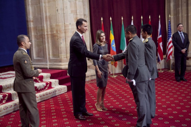 Don Felipe, acompaado de doa Letizia, ha entregado hoy a los distinguidos en las ocho categoras de los Premios Prncipe de Asturias 2011 las insignias acreditativas de estos galardones en una breve ceremonia celebrada en el hotel de la Reconquista de Oviedo, tras la llegada de la reina a la ciudad.