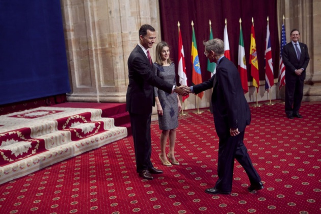 Don Felipe, acompaado de doa Letizia, ha entregado hoy a los distinguidos en las ocho categoras de los Premios Prncipe de Asturias 2011 las insignias acreditativas de estos galardones en una breve ceremonia celebrada en el hotel de la Reconquista de Oviedo, tras la llegada de la reina a la ciudad.