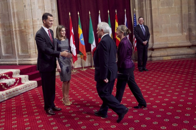 Don Felipe, acompaado de doa Letizia, ha entregado hoy a los distinguidos en las ocho categoras de los Premios Prncipe de Asturias 2011 las insignias acreditativas de estos galardones en una breve ceremonia celebrada en el hotel de la Reconquista de Oviedo, tras la llegada de la reina a la ciudad.