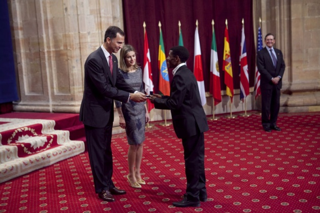 Don Felipe, acompaado de doa Letizia, ha entregado hoy a los distinguidos en las ocho categoras de los Premios Prncipe de Asturias 2011 las insignias acreditativas de estos galardones en una breve ceremonia celebrada en el hotel de la Reconquista de Oviedo, tras la llegada de la reina a la ciudad.