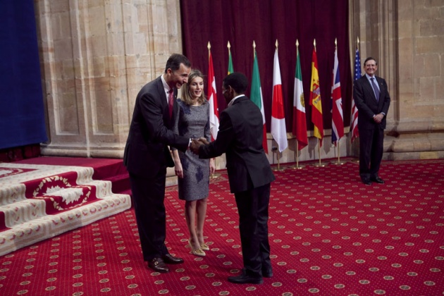 Don Felipe, acompaado de doa Letizia, ha entregado hoy a los distinguidos en las ocho categoras de los Premios Prncipe de Asturias 2011 las insignias acreditativas de estos galardones en una breve ceremonia celebrada en el hotel de la Reconquista de Oviedo, tras la llegada de la reina a la ciudad.