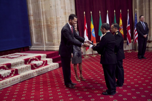 Don Felipe, acompaado de doa Letizia, ha entregado hoy a los distinguidos en las ocho categoras de los Premios Prncipe de Asturias 2011 las insignias acreditativas de estos galardones en una breve ceremonia celebrada en el hotel de la Reconquista de Oviedo, tras la llegada de la reina a la ciudad.