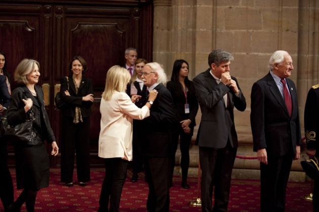 Don Felipe, acompaado de doa Letizia, ha entregado hoy a los distinguidos en las ocho categoras de los Premios Prncipe de Asturias 2011 las insignias acreditativas de estos galardones en una breve ceremonia celebrada en el hotel de la Reconquista de Oviedo, tras la llegada de la reina a la ciudad.