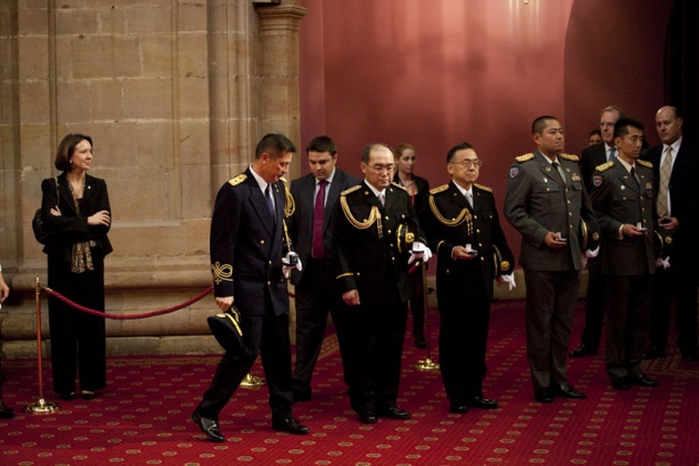 Don Felipe, acompaado de doa Letizia, ha entregado hoy a los distinguidos en las ocho categoras de los Premios Prncipe de Asturias 2011 las insignias acreditativas de estos galardones en una breve ceremonia celebrada en el hotel de la Reconquista de Oviedo, tras la llegada de la reina a la ciudad.