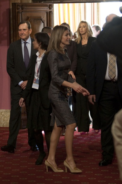 Don Felipe, acompaado de doa Letizia, ha entregado hoy a los distinguidos en las ocho categoras de los Premios Prncipe de Asturias 2011 las insignias acreditativas de estos galardones en una breve ceremonia celebrada en el hotel de la Reconquista de Oviedo, tras la llegada de la reina a la ciudad.