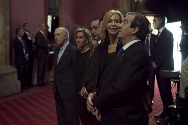 Don Felipe, acompaado de doa Letizia, ha entregado hoy a los distinguidos en las ocho categoras de los Premios Prncipe de Asturias 2011 las insignias acreditativas de estos galardones en una breve ceremonia celebrada en el hotel de la Reconquista de Oviedo, tras la llegada de la reina a la ciudad.