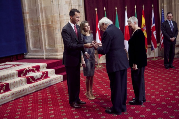 Don Felipe, acompaado de doa Letizia, ha entregado hoy a los distinguidos en las ocho categoras de los Premios Prncipe de Asturias 2011 las insignias acreditativas de estos galardones en una breve ceremonia celebrada en el hotel de la Reconquista de Oviedo, tras la llegada de la reina a la ciudad.