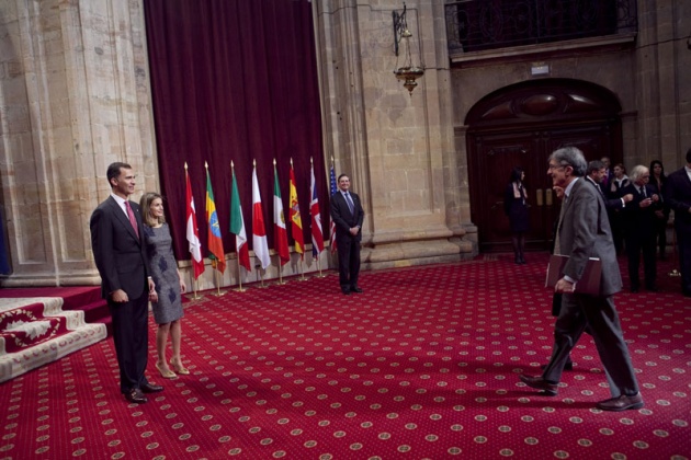 Don Felipe, acompaado de doa Letizia, ha entregado hoy a los distinguidos en las ocho categoras de los Premios Prncipe de Asturias 2011 las insignias acreditativas de estos galardones en una breve ceremonia celebrada en el hotel de la Reconquista de Oviedo, tras la llegada de la reina a la ciudad.