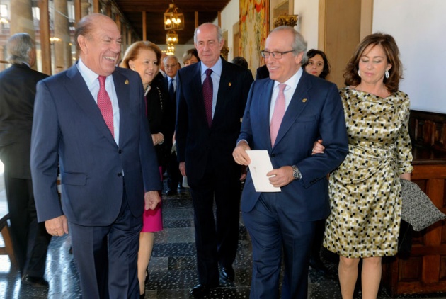 Doa Sofa ha llegado al hotel de la Reconquista minutos antes de que comenzase la audiencia de los Prncipes con los premiados y, como todos los aos, ha sido acogida con cario por los ovetenses que siguen el desarrollo de la jornada de los Premios en las calles de su ciudad. Por otra parte, el centro neurlgico de los actos de estos premios, el hotel de la Reconquista, ha sido, un ao ms, un hervidero de personalidades de la sociedad asturiana y espaola.