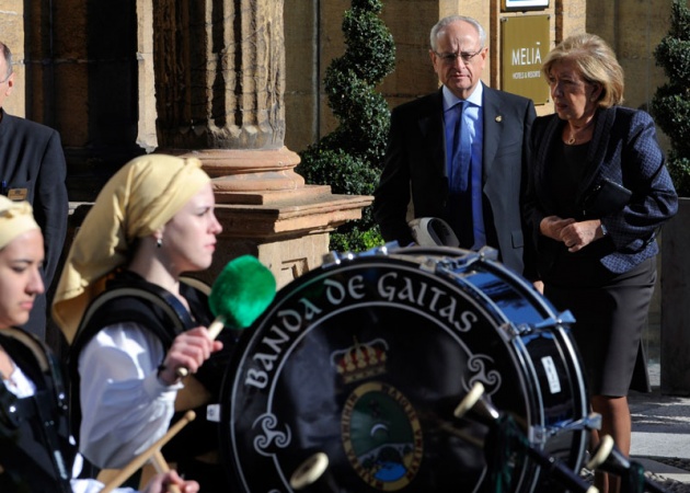 Doa Sofa ha llegado al hotel de la Reconquista minutos antes de que comenzase la audiencia de los Prncipes con los premiados y, como todos los aos, ha sido acogida con cario por los ovetenses que siguen el desarrollo de la jornada de los Premios en las calles de su ciudad. Por otra parte, el centro neurlgico de los actos de estos premios, el hotel de la Reconquista, ha sido, un ao ms, un hervidero de personalidades de la sociedad asturiana y espaola.