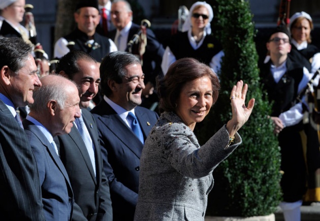 Doa Sofa ha llegado al hotel de la Reconquista minutos antes de que comenzase la audiencia de los Prncipes con los premiados y, como todos los aos, ha sido acogida con cario por los ovetenses que siguen el desarrollo de la jornada de los Premios en las calles de su ciudad. Por otra parte, el centro neurlgico de los actos de estos premios, el hotel de la Reconquista, ha sido, un ao ms, un hervidero de personalidades de la sociedad asturiana y espaola.