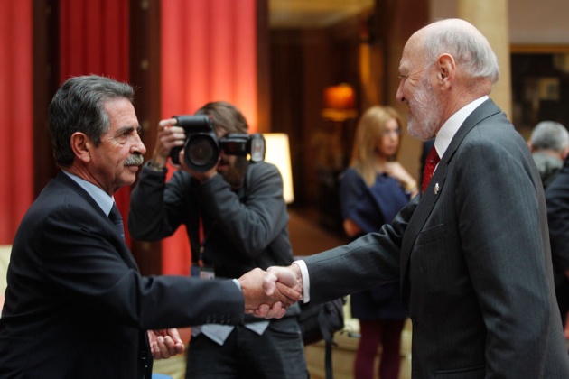 El centro neurlgico de los actos de estos premios, el hotel de la Reconquista, ha sido, un ao ms, un hervidero de personalidades de la sociedad asturiana y espaola.