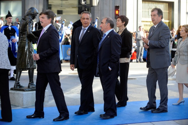 La alfombra azul se llena un ao ms de glamour antes de la ceremonia de entrega de los Premios Prncipe de Asturias 2011.