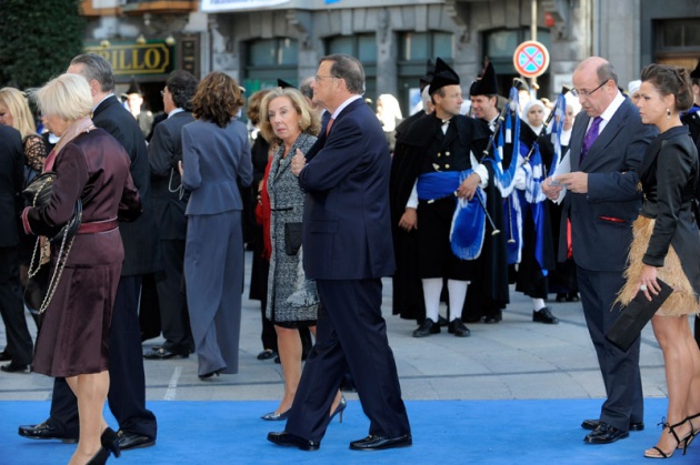 La alfombra azul se llena un ao ms de glamour antes de la ceremonia de entrega de los Premios Prncipe de Asturias 2011.