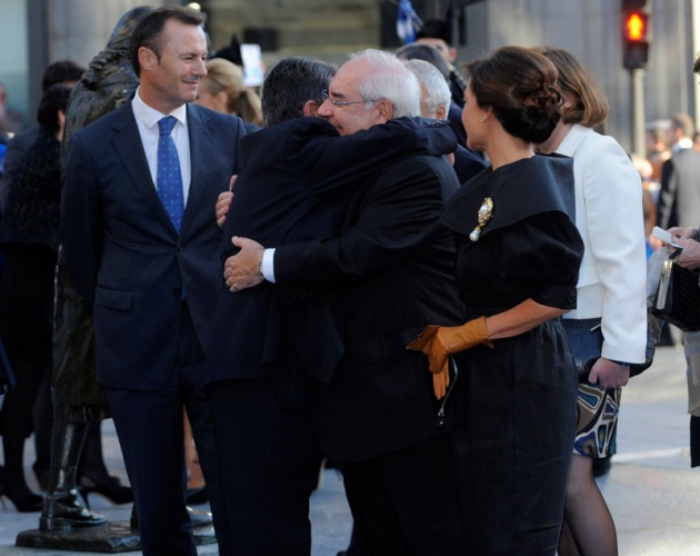 La alfombra azul se llena un ao ms de glamour antes de la ceremonia de entrega de los Premios Prncipe de Asturias 2011.