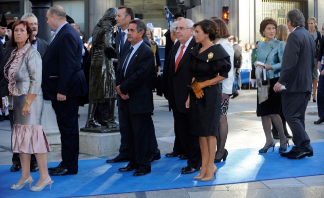 La alfombra azul se llena un ao ms de glamour antes de la ceremonia de entrega de los Premios Prncipe de Asturias 2011.