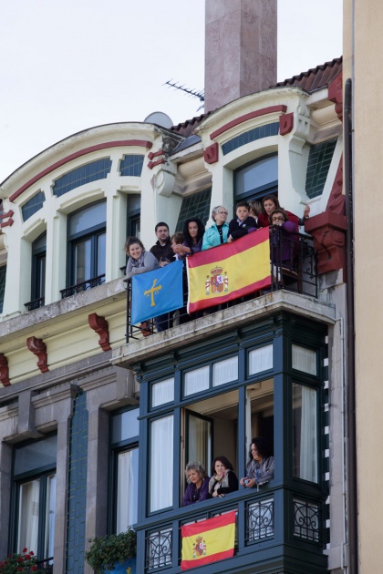 Los asturianos apostados frente al Campoamor se volcaron con los premiados y las diferentes personalidades que acudieron a la ceremonia de entrega.