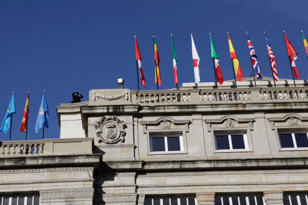 Los asturianos apostados frente al Campoamor se volcaron con los premiados y las diferentes personalidades que acudieron a la ceremonia de entrega.