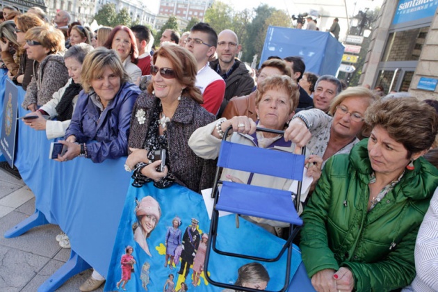 Los asturianos apostados frente al Campoamor se volcaron con los premiados y las diferentes personalidades que acudieron a la ceremonia de entrega.