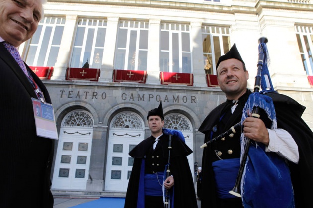 Los asturianos apostados frente al Campoamor se volcaron con los premiados y las diferentes personalidades que acudieron a la ceremonia de entrega.