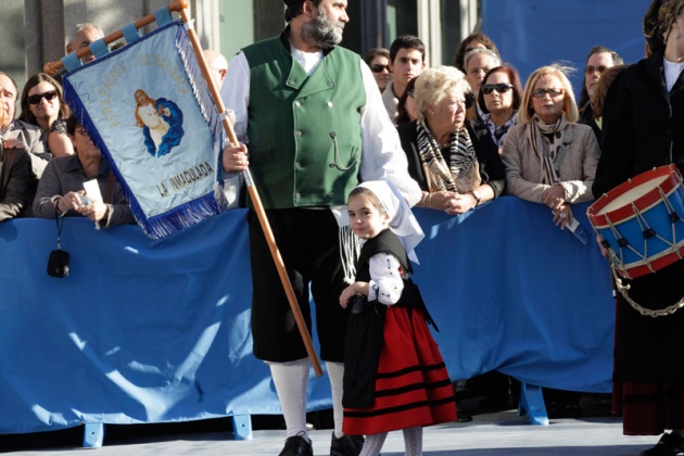 Los asturianos apostados frente al Campoamor se volcaron con los premiados y las diferentes personalidades que acudieron a la ceremonia de entrega.