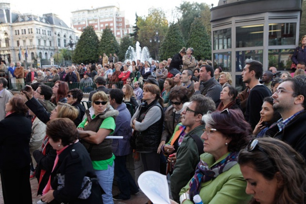 Los asturianos apostados frente al Campoamor se volcaron con los premiados y las diferentes personalidades que acudieron a la ceremonia de entrega.