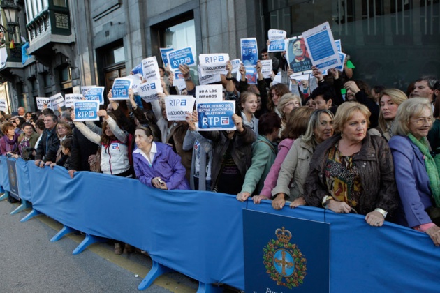 Los asturianos apostados frente al Campoamor se volcaron con los premiados y las diferentes personalidades que acudieron a la ceremonia de entrega.