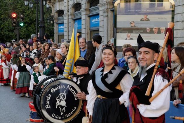 Los asturianos apostados frente al Campoamor se volcaron con los premiados y las diferentes personalidades que acudieron a la ceremonia de entrega.