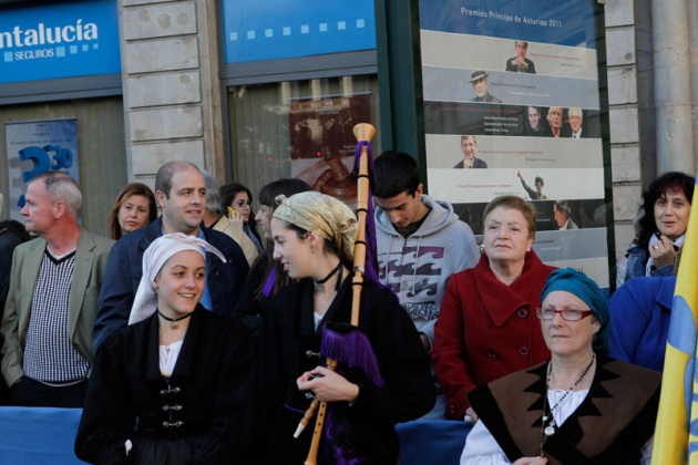 Los asturianos apostados frente al Campoamor se volcaron con los premiados y las diferentes personalidades que acudieron a la ceremonia de entrega.