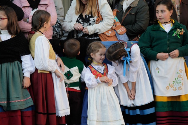 Los asturianos apostados frente al Campoamor se volcaron con los premiados y las diferentes personalidades que acudieron a la ceremonia de entrega.