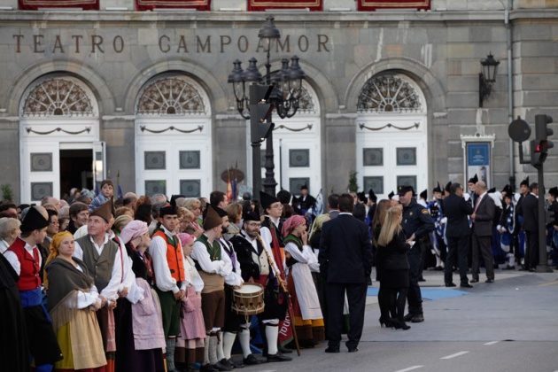 Los asturianos apostados frente al Campoamor se volcaron con los premiados y las diferentes personalidades que acudieron a la ceremonia de entrega.