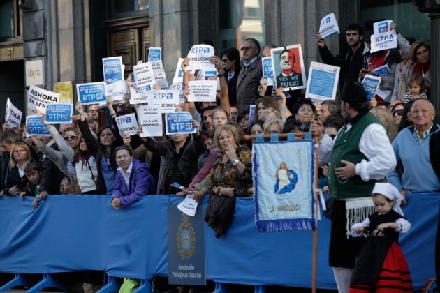 Los asturianos apostados frente al Campoamor se volcaron con los premiados y las diferentes personalidades que acudieron a la ceremonia de entrega.