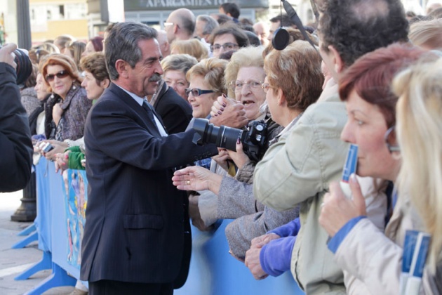 Los asturianos apostados frente al Campoamor se volcaron con los premiados y las diferentes personalidades que acudieron a la ceremonia de entrega.