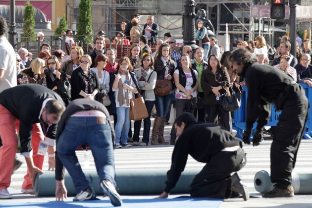 Los asturianos apostados frente al Campoamor se volcaron con los premiados y las diferentes personalidades que acudieron a la ceremonia de entrega.