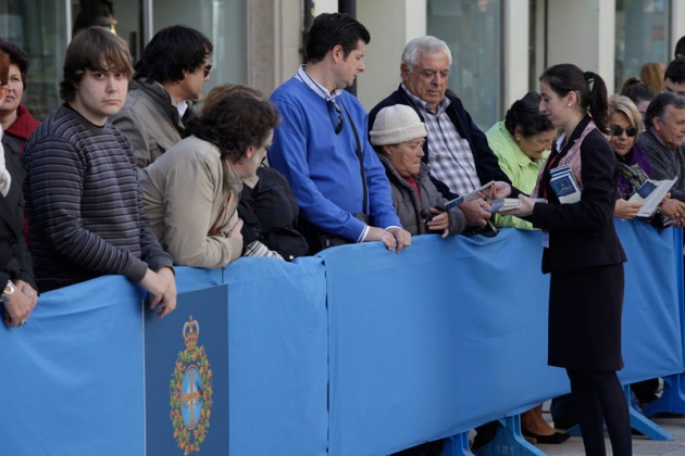 Los asturianos apostados frente al Campoamor se volcaron con los premiados y las diferentes personalidades que acudieron a la ceremonia de entrega.