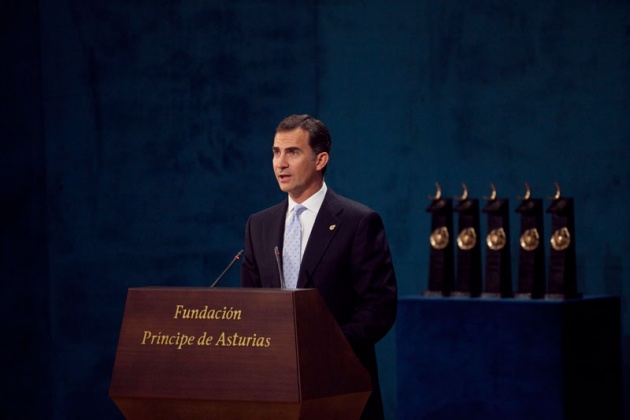 "En esta hora en la que la libertad y la razn se abren camino sobre la barbarie, quiero volver la mirada, querra que todos unidos volvisemos la mirada, con inmenso cario y respeto hacia las vctimas, hacia su dolor, y rendir el homenaje ms emocionado a su memoria, a su dignidad", seal Don Felipe.