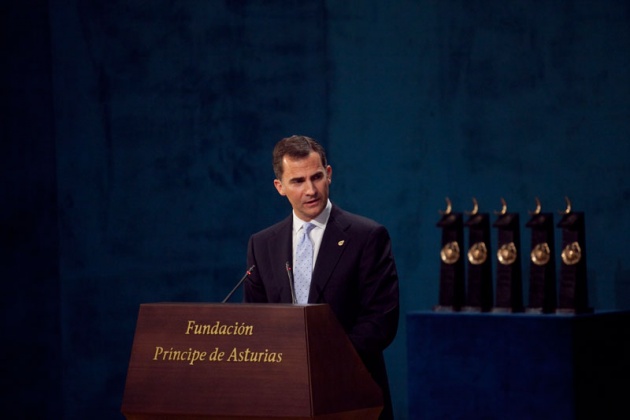 "En esta hora en la que la libertad y la razón se abren camino sobre la barbarie, quiero volver la mirada, querría que todos unidos volviésemos la mirada, con inmenso cariño y respeto hacia las víctimas, hacia su dolor, y rendir el homenaje más emocionado a su memoria, a su dignidad", señaló Don Felipe.