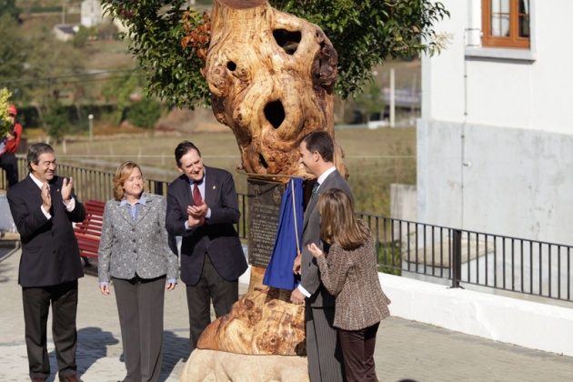 Los vecinos de San Tirso de Abres, el municipio ms occidental de Asturias, se volcaron durante la maana del sbado ante la visita de los Prncipes de Asturias, don Felipe y doa Letizia para entregar en la localidad el galardn "Pueblo ejemplar".