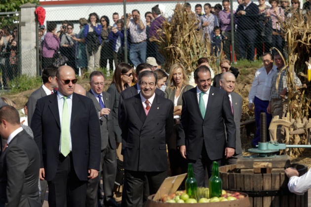 Los vecinos de San Tirso de Abres, el municipio ms occidental de Asturias, se volcaron durante la maana del sbado ante la visita de los Prncipes de Asturias, don Felipe y doa Letizia para entregar en la localidad el galardn "Pueblo ejemplar".