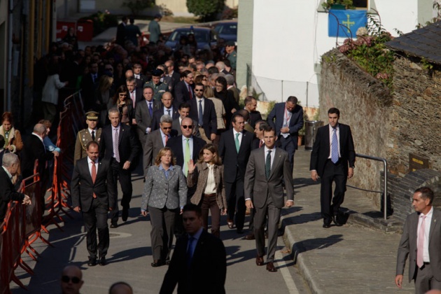 Los vecinos de San Tirso de Abres, el municipio ms occidental de Asturias, se volcaron durante la maana del sbado ante la visita de los Prncipes de Asturias, don Felipe y doa Letizia para entregar en la localidad el galardn "Pueblo ejemplar".