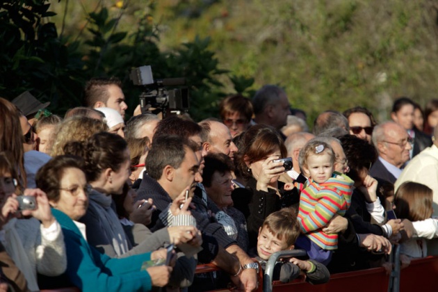 Los vecinos de San Tirso de Abres, el municipio ms occidental de Asturias, se volcaron durante la maana del sbado ante la visita de los Prncipes de Asturias, don Felipe y doa Letizia para entregar en la localidad el galardn "Pueblo ejemplar".