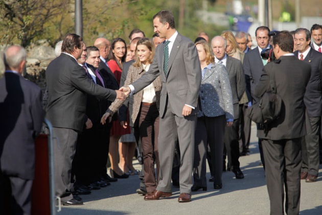 Los vecinos de San Tirso de Abres, el municipio ms occidental de Asturias, se volcaron durante la maana del sbado ante la visita de los Prncipes de Asturias, don Felipe y doa Letizia para entregar en la localidad el galardn "Pueblo ejemplar".