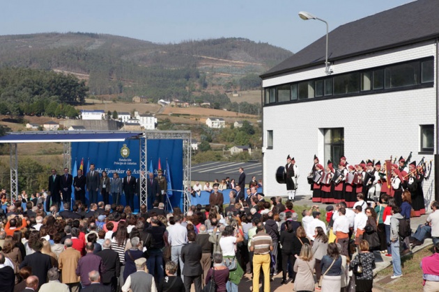 Los vecinos de San Tirso de Abres, el municipio ms occidental de Asturias, se volcaron durante la maana del sbado ante la visita de los Prncipes de Asturias, don Felipe y doa Letizia para entregar en la localidad el galardn "Pueblo ejemplar".