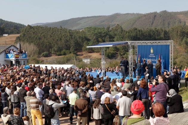 Los vecinos de San Tirso de Abres, el municipio ms occidental de Asturias, se volcaron durante la maana del sbado ante la visita de los Prncipes de Asturias, don Felipe y doa Letizia para entregar en la localidad el galardn "Pueblo ejemplar".
